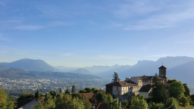 vue sur la ville de Corenc et les montagnes Belledonne