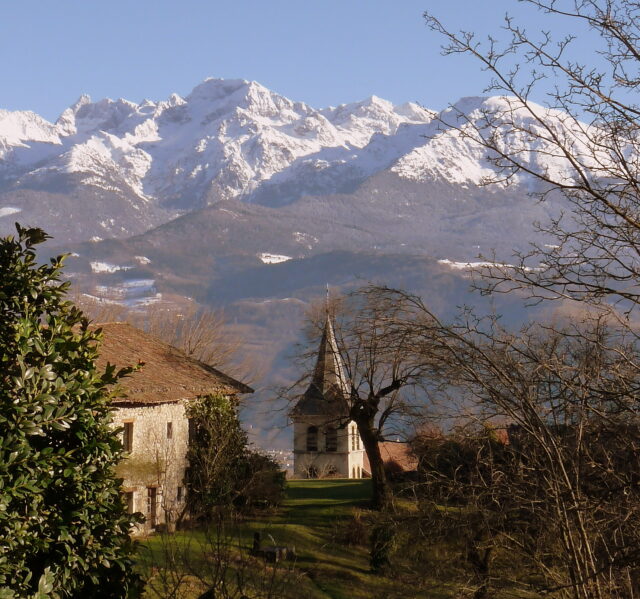 Biviers village eglise vue sur la chaine de montagne Belledonne