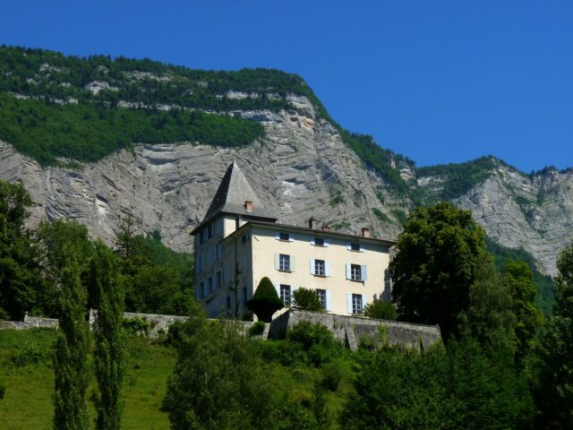 Chateau de MontBives Servien a Biviers et vue sur la montagne Chartreuse