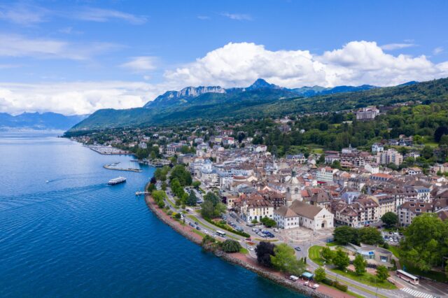 vue aérienne sur la ville d'evian les bain bordée par le lac Léman et les montagnes